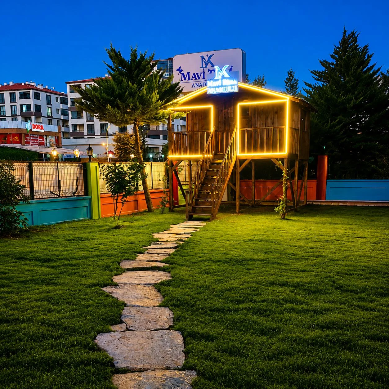 Bahçedeki aydınlatılmış ahşap oyun evi